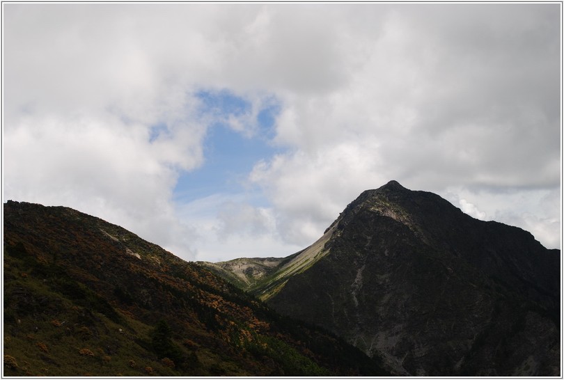 2012-07-11 12-20-17南湖大山及東面的圈谷.JPG